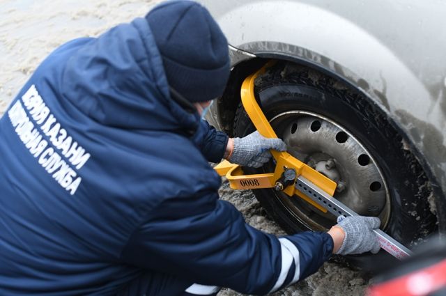 В Казани 269 автомобилей были заблокированы на муниципальной парковке за стоянку без госномеров. 