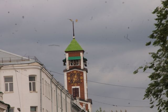 Часы на башне в Оренбурге сломались