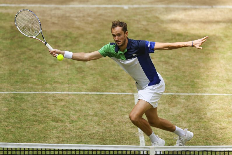 Даниил Медведев во время теннисного турнира ATP-500 в Галле, Германия (19 июня 2022 года).