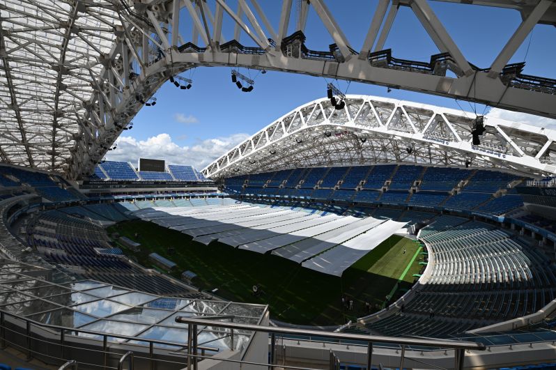 Стадион «Фишт» в Сочи. Газон защищает специальное полотно, которое называют «парусами Фишта» – они не пропускают ультрафиолет.