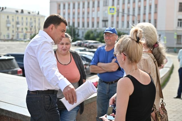 Евгений Куйвашев общается с жителями Краснотурьинска.