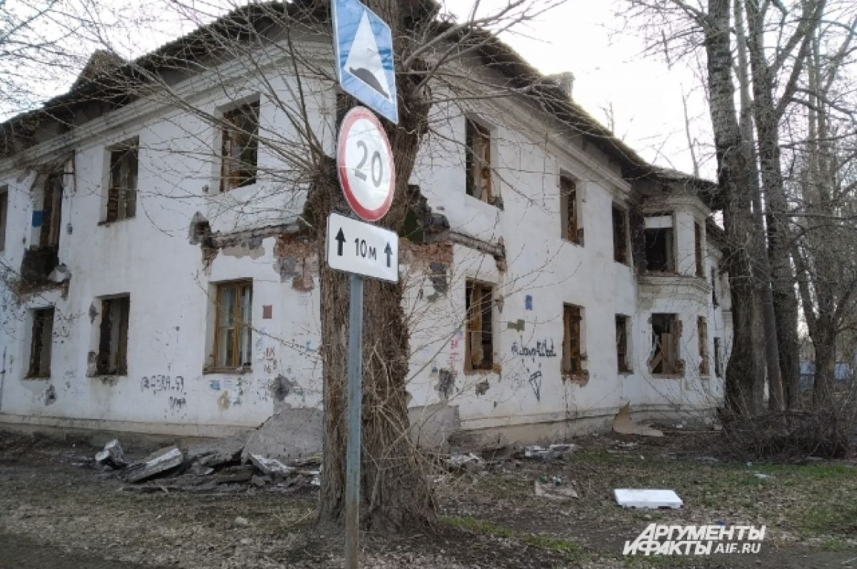 Власти Томска должны расселить 20 аварийных домов за полтора года | АиФ  Томск