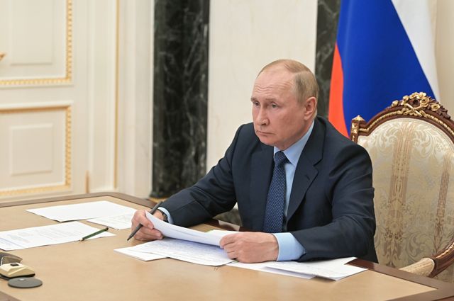 Президент РФ Владимир Путин проводит совещание с членами правительства РФ.
