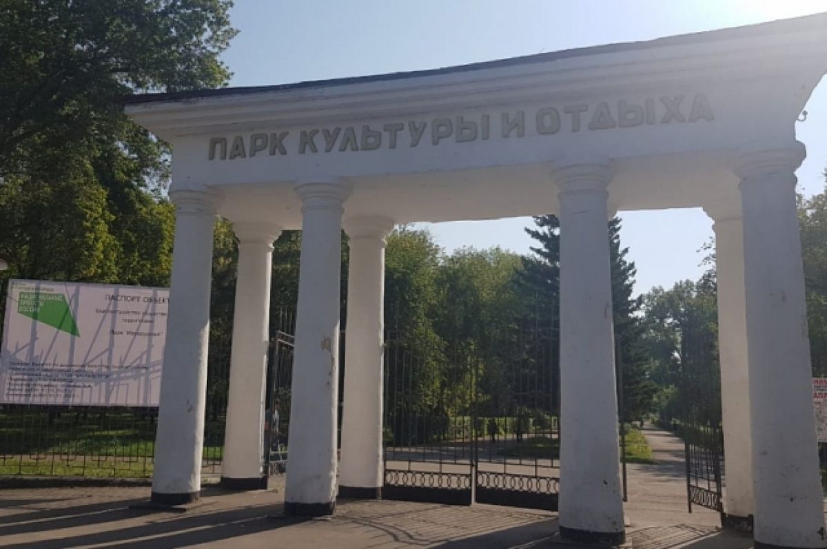 В Барнауле демонтировали колонны рядом с бывшим планетарием в «Изумрудном»