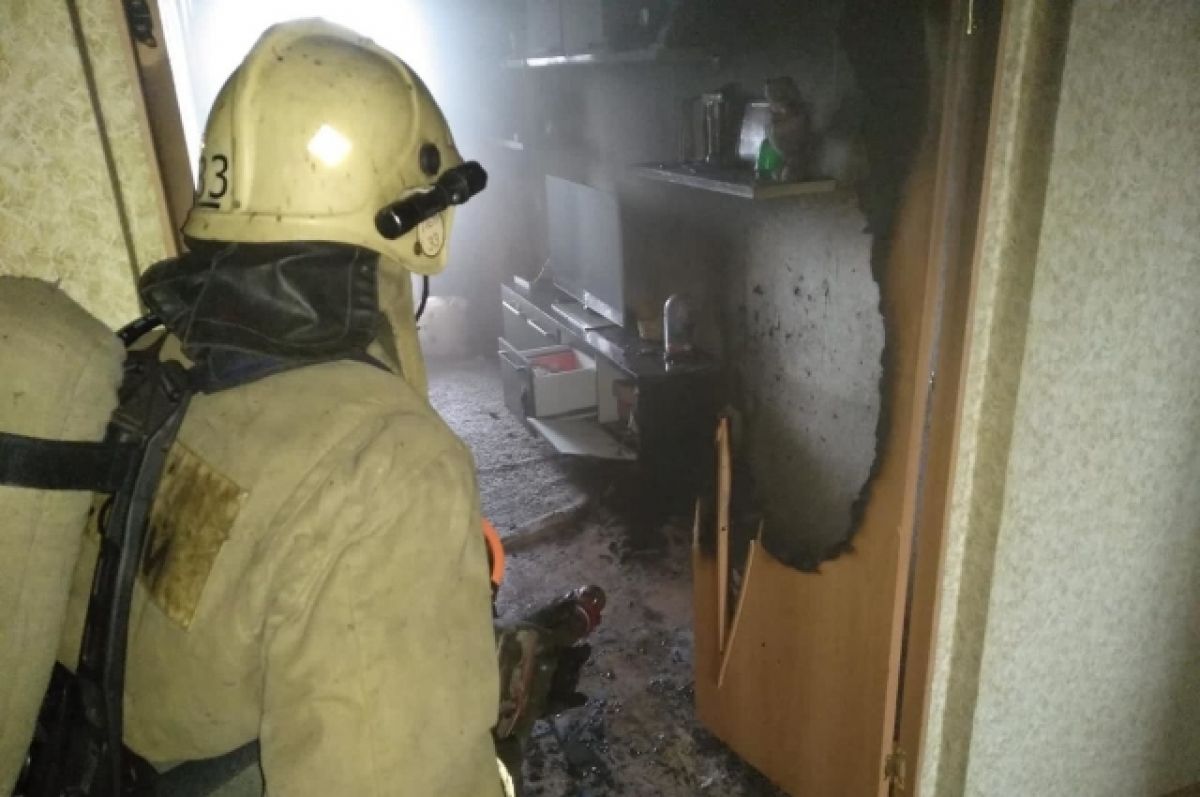 В Барнауле 24 человека тушили пожар в двухквартирном доме