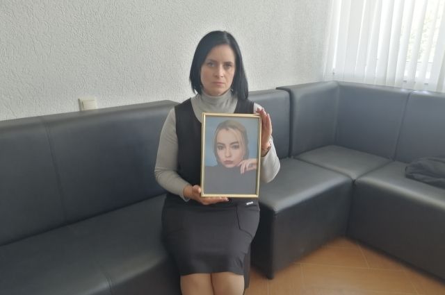 Арина Кирюхина была сбита на ночной дороге. Её мать, Юлия, считает, что виновный в смерти её дочери должен быть наказан.