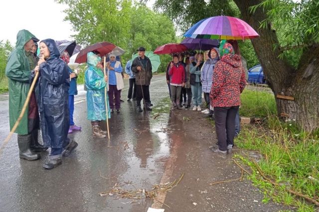Дождь не помешал людям выразить свой протест.