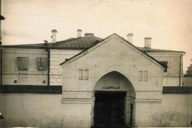 Камера и здание самой старой действующей тюрьмы России.