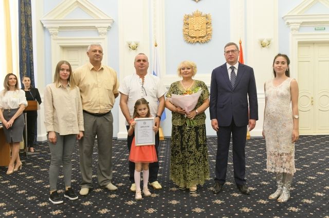 Лучшая сельская российская семья живёт в с. Изумрудное Нововаршавского района Омской области.