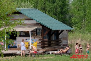Утолять жажду летом лучше простой водой.