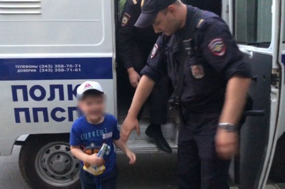Полиция нашла ребенка. Полиция для детей. Полицейский для детей. Полиция фото. Мальчик дети в полиции.