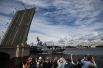 Ракетный катер «Чувашия» проекта 1241 проходит под разведённым Троицким мостом в Санкт-Петербурге на генеральной репетиции морского парада ко Дню ВМФ