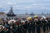 Музыканты военного оркестра выступают на генеральной репетиции морского парада ко Дню ВМФ в Кронштадте. На дальнем плане слева: малый ракетный корабль «Пассат» проекта 1234.1.