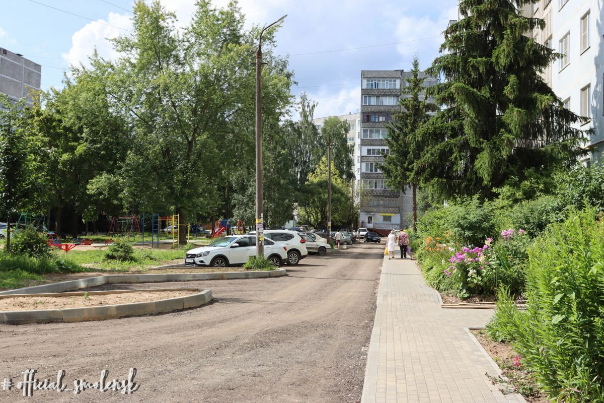 Во дворе на улице Петра Алексеева в Смоленске будут укладывать асфальт |  АиФ Смоленск