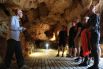 Посетители на экскурсии в пещере «Таврида»