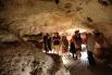 Посетители на экскурсии в пещере «Таврида»
