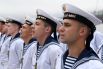 Военные моряки фрегата «Маршал Шапошников» на генеральной репетиции парада ко Дню ВМФ во Владивостоке
