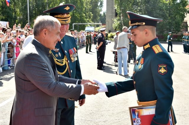 Рустам Минниханов вручает дипломы лучшим выпускникам танкового училища. 
