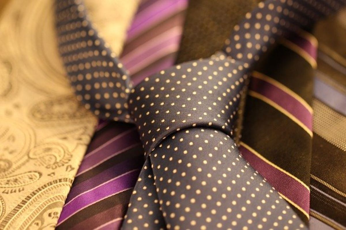 В Испании призвали чиновников отказаться от галстуков