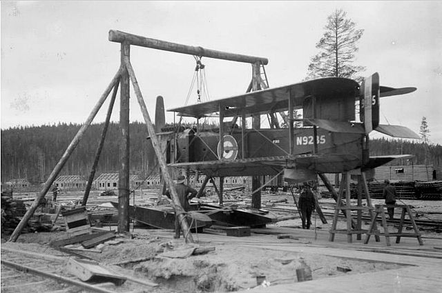 Английские гидросамолеты Fariey IIIF готовятся к налету на Петрозаводск. Берег Онежского озера возле ст. Медвежья Гора, 1919 год. 