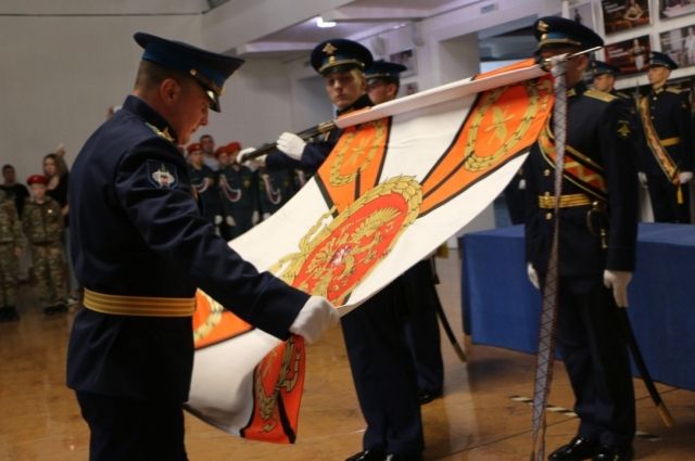 На шевронах военных и на знамени изображён герб города Орска.