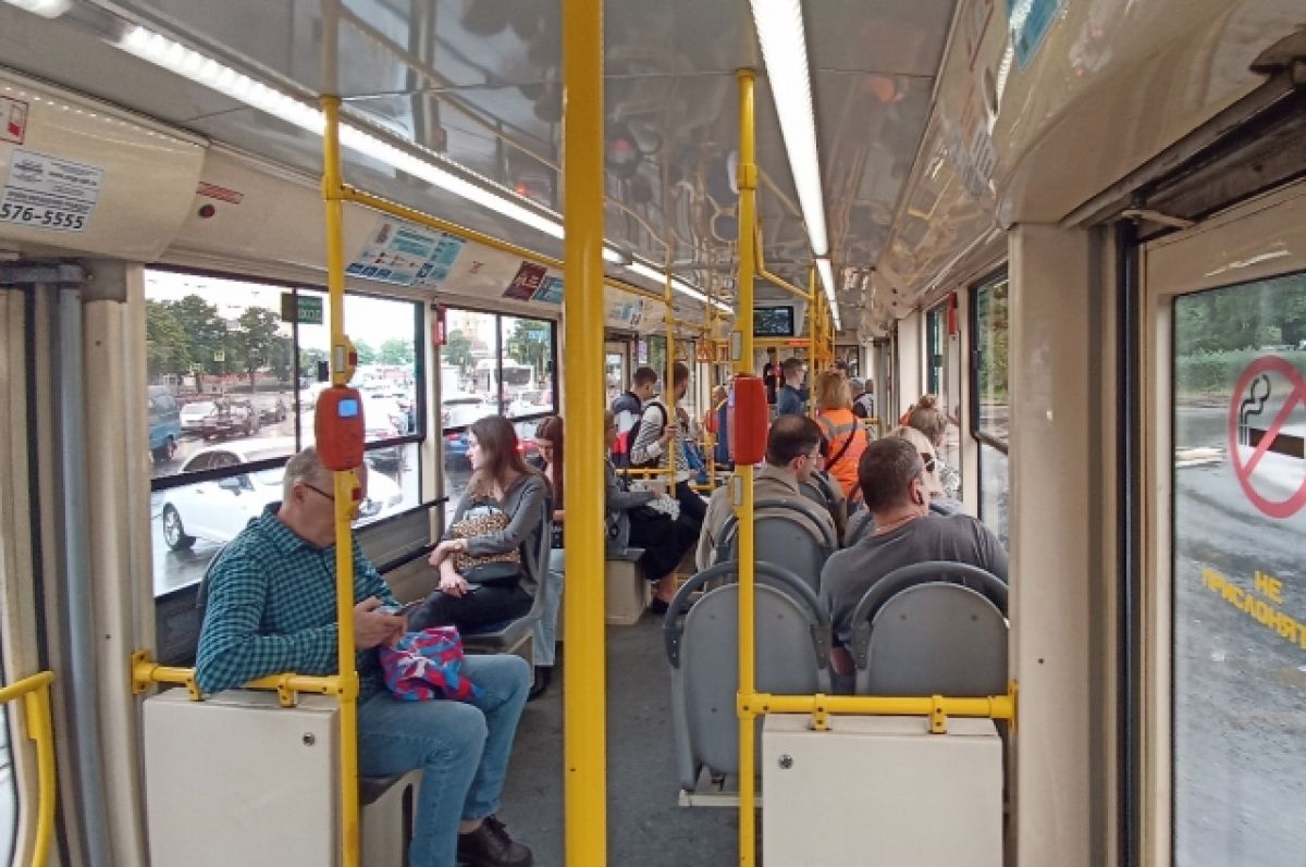 Трамвай в Барнауле слетел с рельсов на прямом участке пути