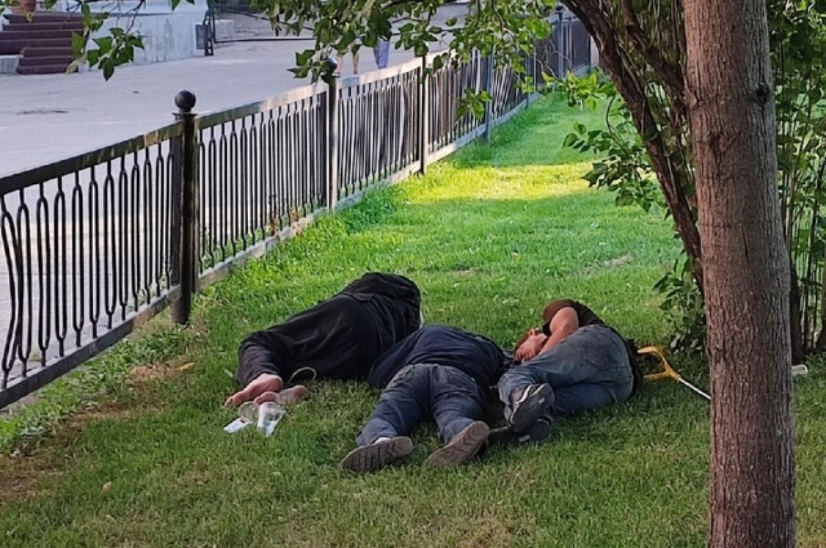Пьяные спящие на улице