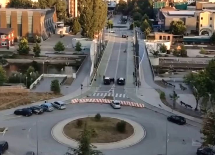 Полиция блокирует мост через Ибру в городе Косовска-Митровица
