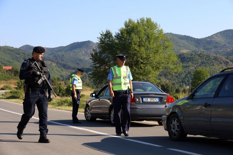 Полиция самопровозглашенной республики Косово патрулирует дорогу в селе Зупче 