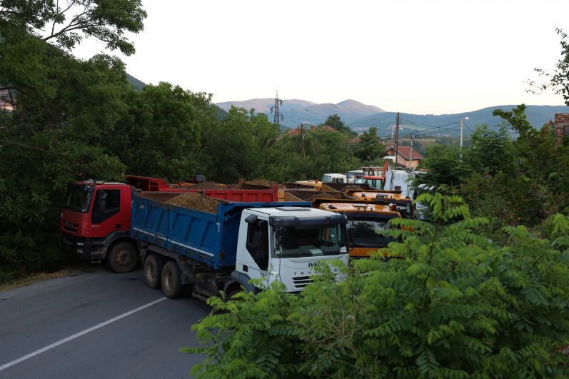 Массовая акция протеста косовских сербов. Грузовики блокируют дорогу в Рударе.