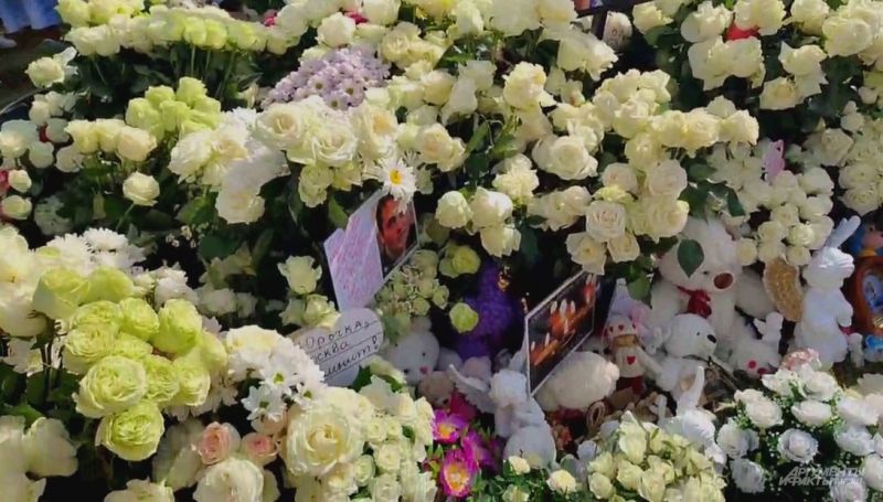 Портрет бывшего солиста группы «Ласковый май» Юрия Шатунова во время панихиды на Троекуровском кладбище
