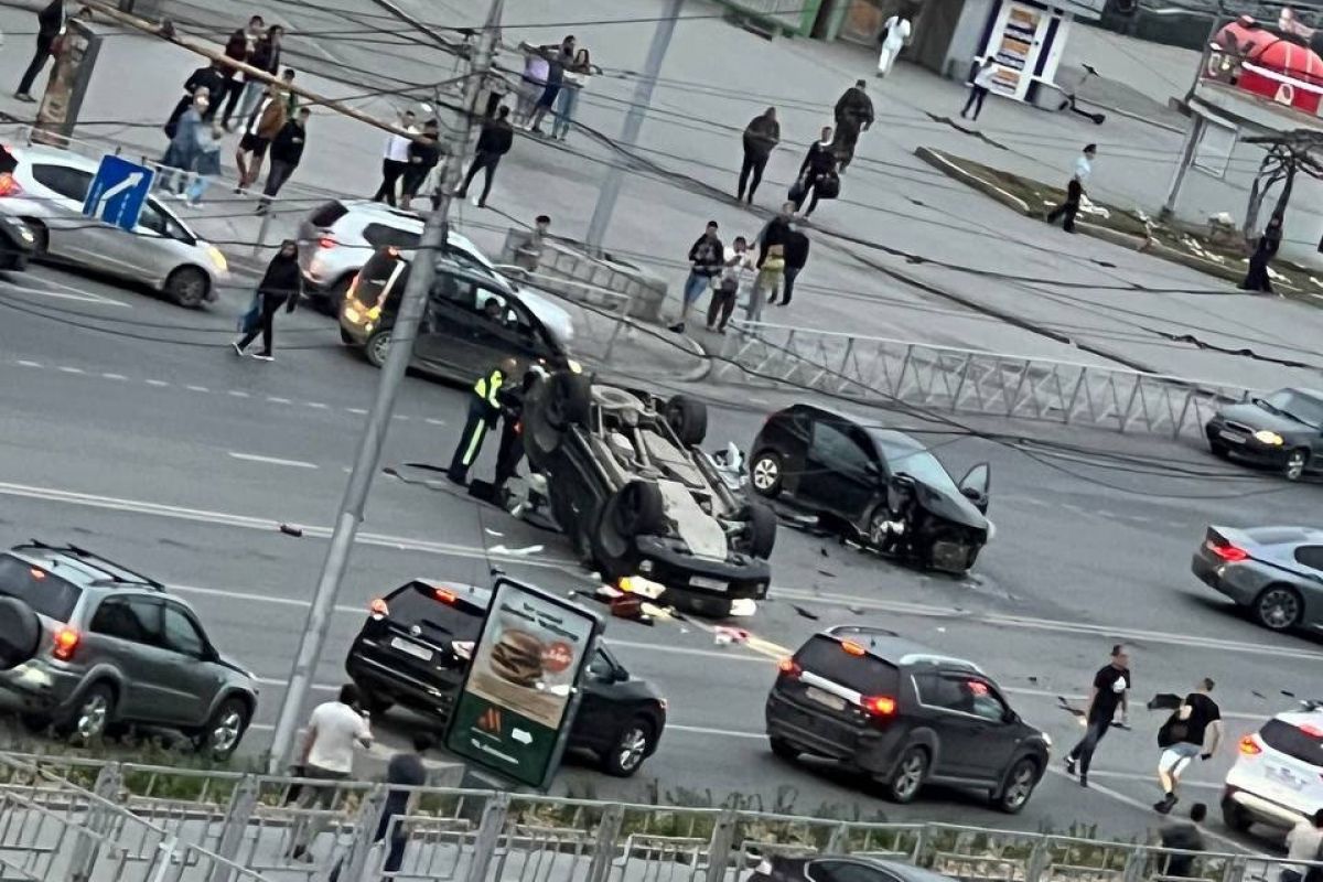 Видео аварии перекрестках. Авария в Новосибирске машина. Машина на перекрестке. Фото из машины. Перекресток дорога.