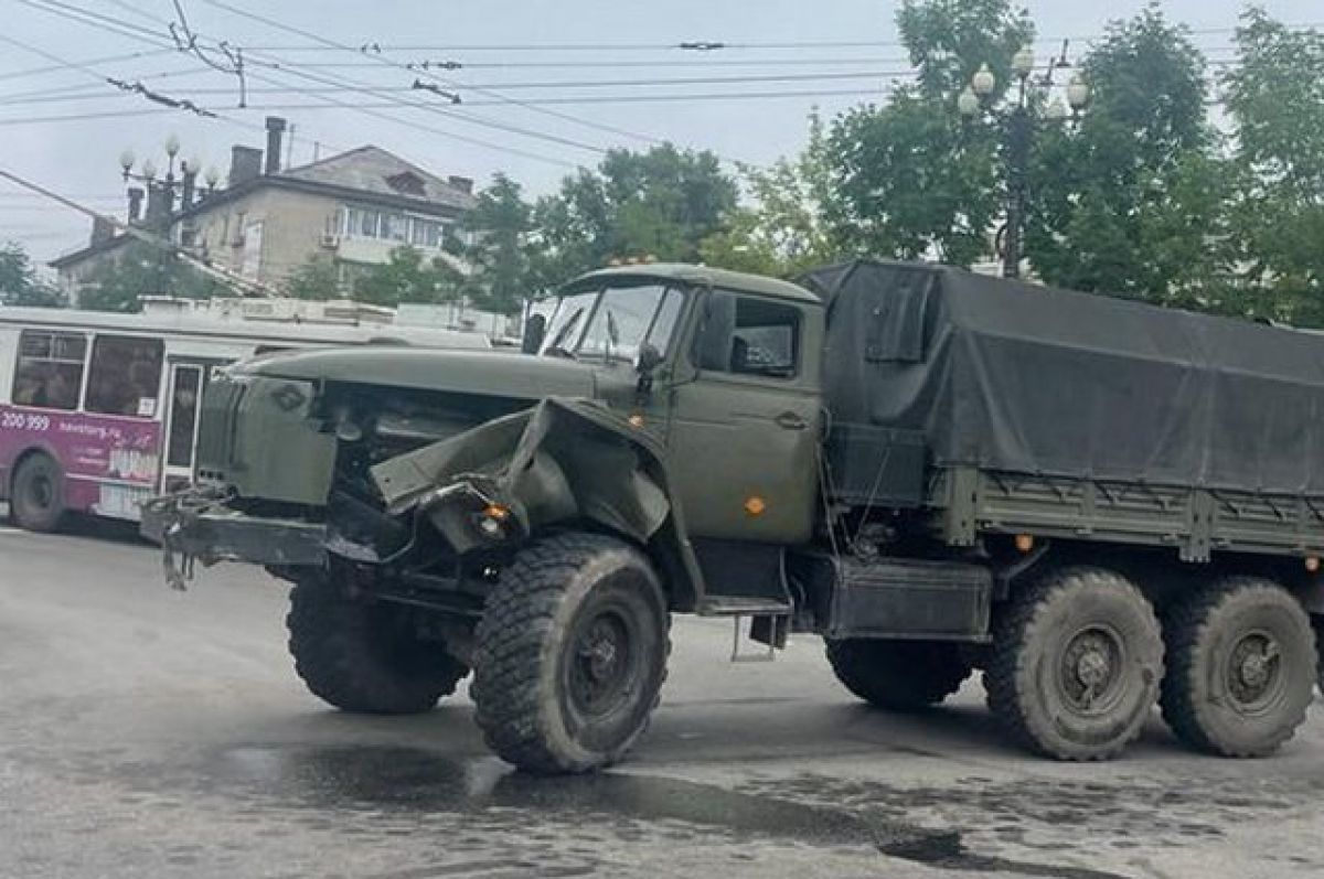 В центре Хабаровска столкнулись три автомобиля и «Урал» | АиФ Хабаровск