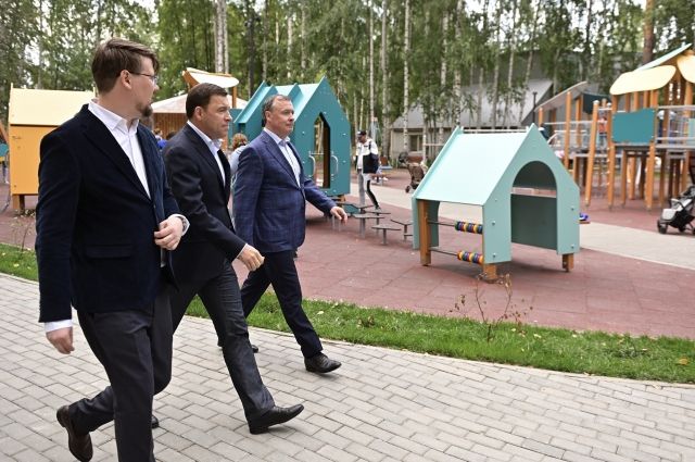 Губернатор Евгений Куйвашев (в центре) лично проверил, как выполняются его поручения по трансформации ЦПКиО.