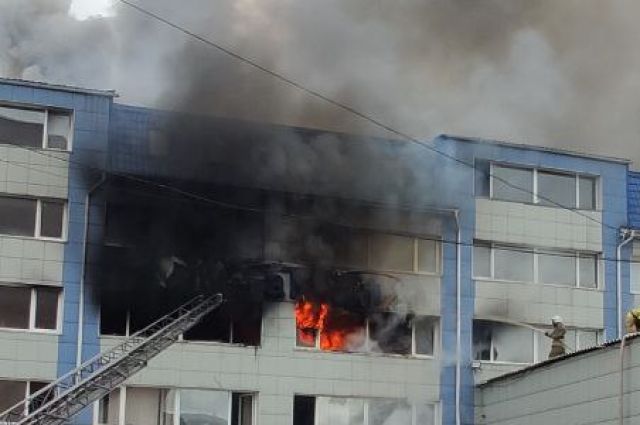 «Пожар разбит на три боевых участка», - сообщили в МЧС.