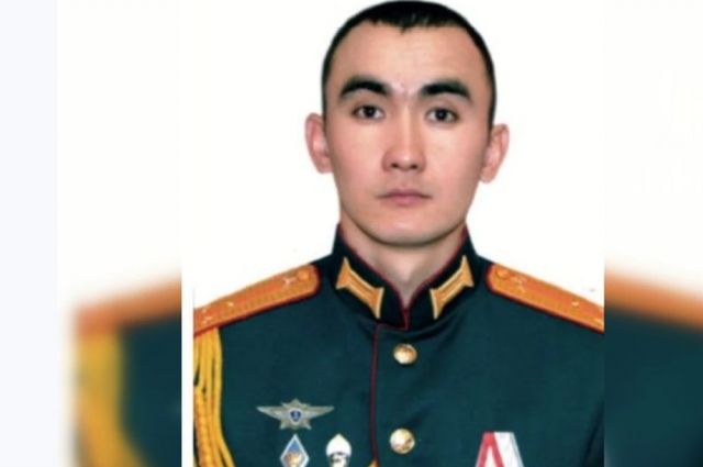 Старший лейтенант Нурлан Карымбаев уничтожил 20 радикалов и четыре пикапа с оружием в ходе спецоперации на Украине.