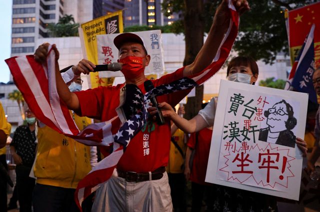 Жители Тайваня на акции против визита Пелоси.