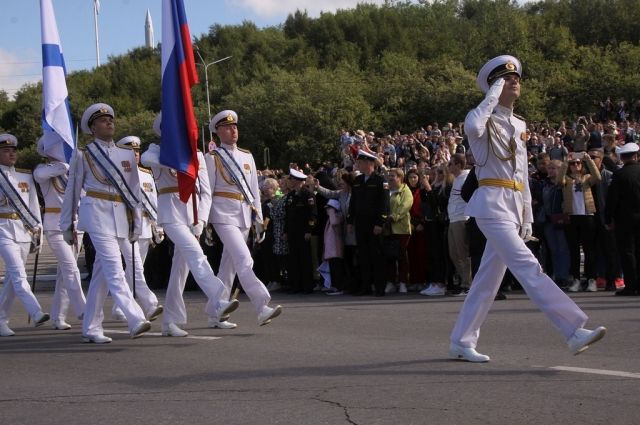 По Приморской площади парадным маршем прошли военнослужащие Северного флота.