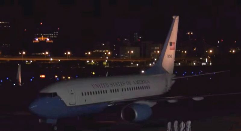 Борт спикера палаты представителей США приземлился в аэропорту Тайбэя.