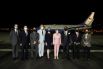 Нэнси Пелоси (в центре). Представители делегации США и администрации Тайваня сделали общее фото в аэропорту.