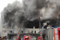 Спасатели 13 часов тушили пожар на здание оптово-розничного центра.