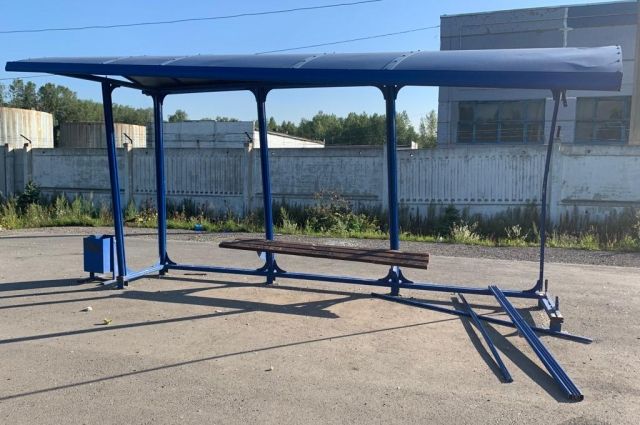 Остановочный павильон разломали хулиганы. 