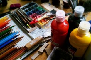 Граффити-художники нарисовали на стене многоквартирного дома в Ноябрьске стеклянные банки.