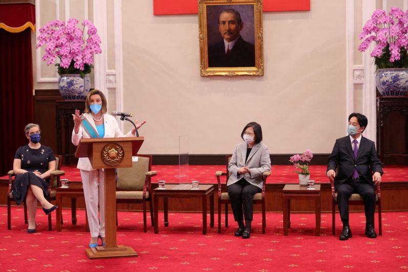 Спикер палаты представителей США Нэнси Пелоси и глава администрации Тайваня Цай Инвэнь (справа) во время встречи в Тайбэе