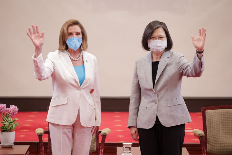 Спикер палаты представителей США Нэнси Пелоси и глава администрации Тайваня Цай Инвэнь (справа) во время встречи в Тайбэе