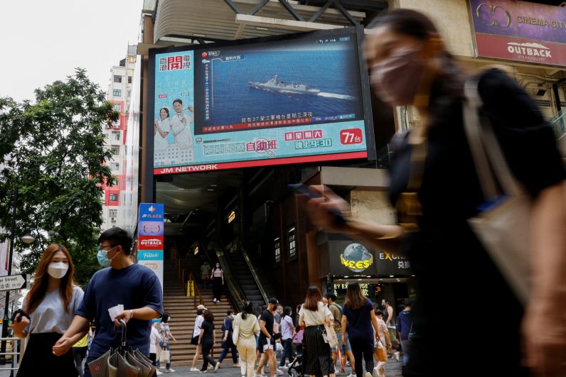 Экран в Гонконге, на котором показывают учения ВС Китая с боевыми стрельбами в акваториях у Тайваня
