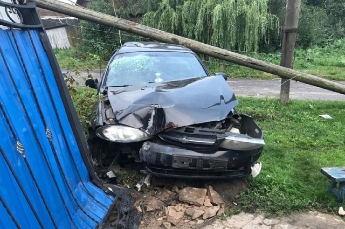 Пьяная женщина без прав на чужой машине снесла столб в Стародубском районе
