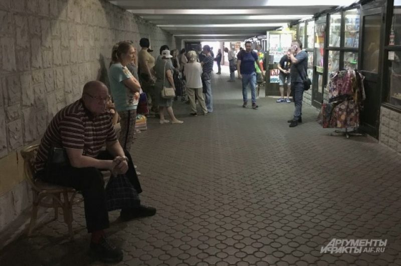 Жители Донецка в подземном переходе во время обстрела города со стороны ВСУ