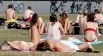 Жители немецкого города Киль в 35-градусную жару отдыхают