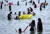 Жители Берлина купаются в озере в 33-градусную жару